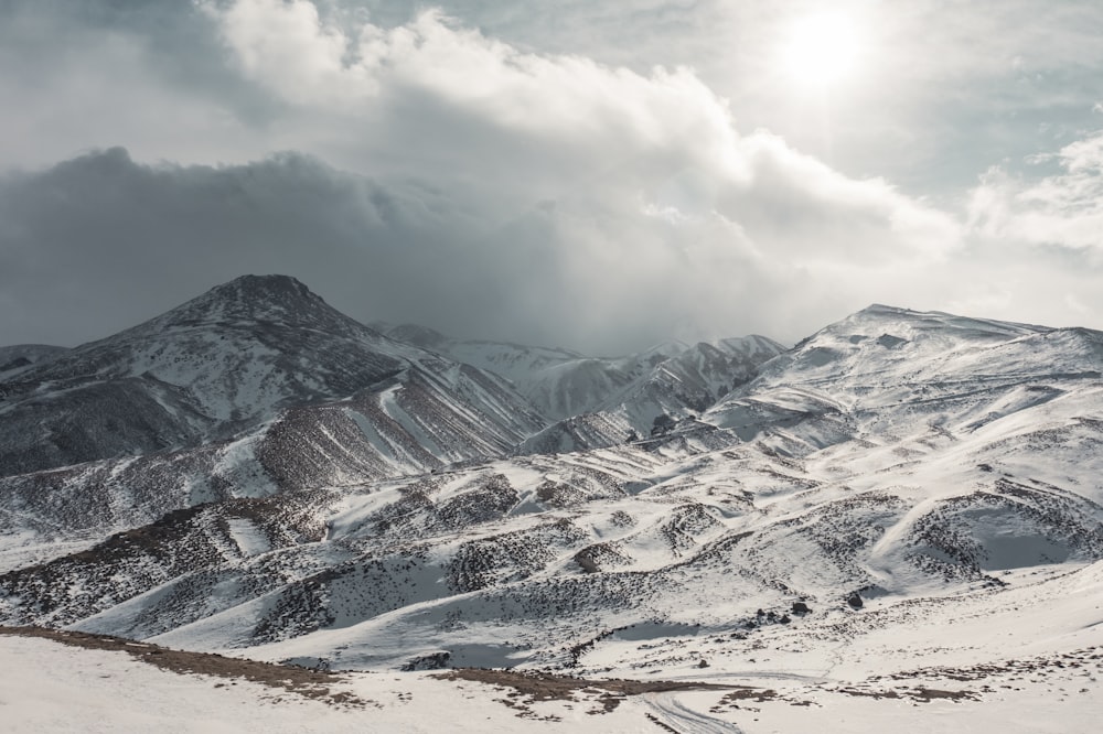 Una montagna coperta di neve sotto un cielo nuvoloso