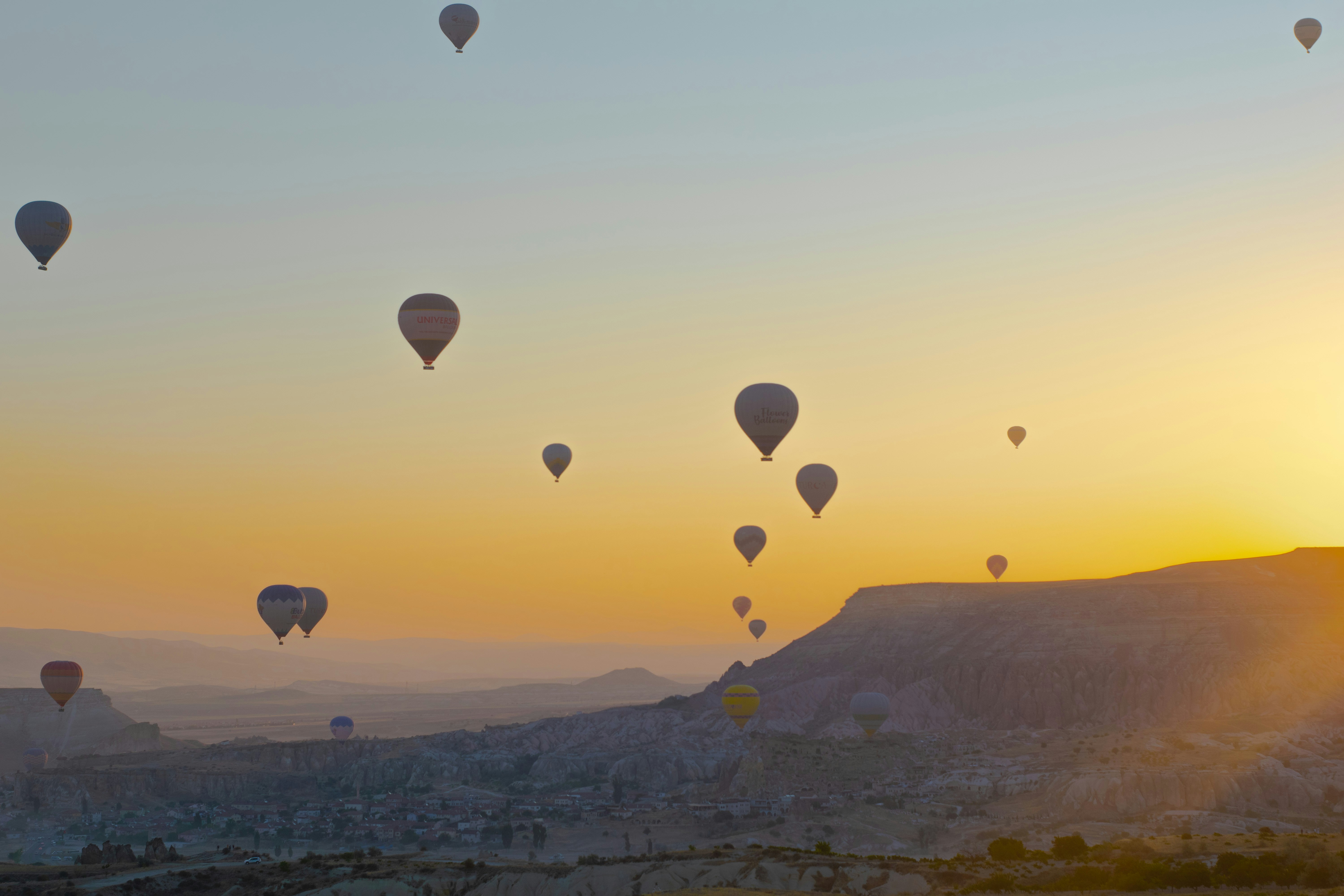 Un groupe de montgolfières volant dans le ciel