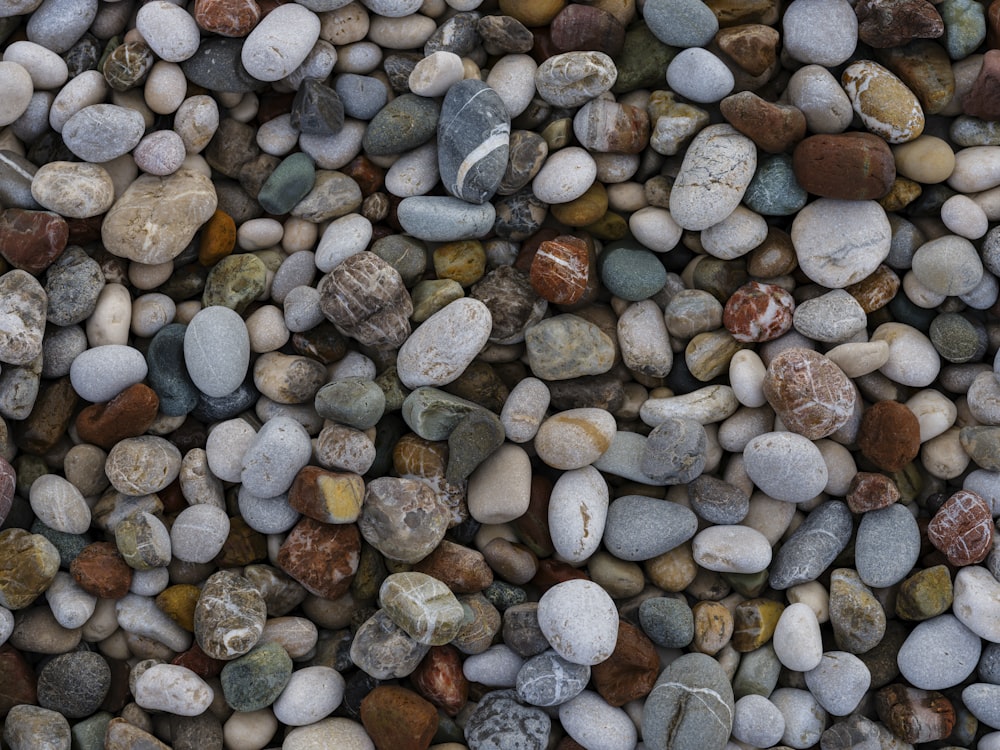 a close up of a bunch of rocks