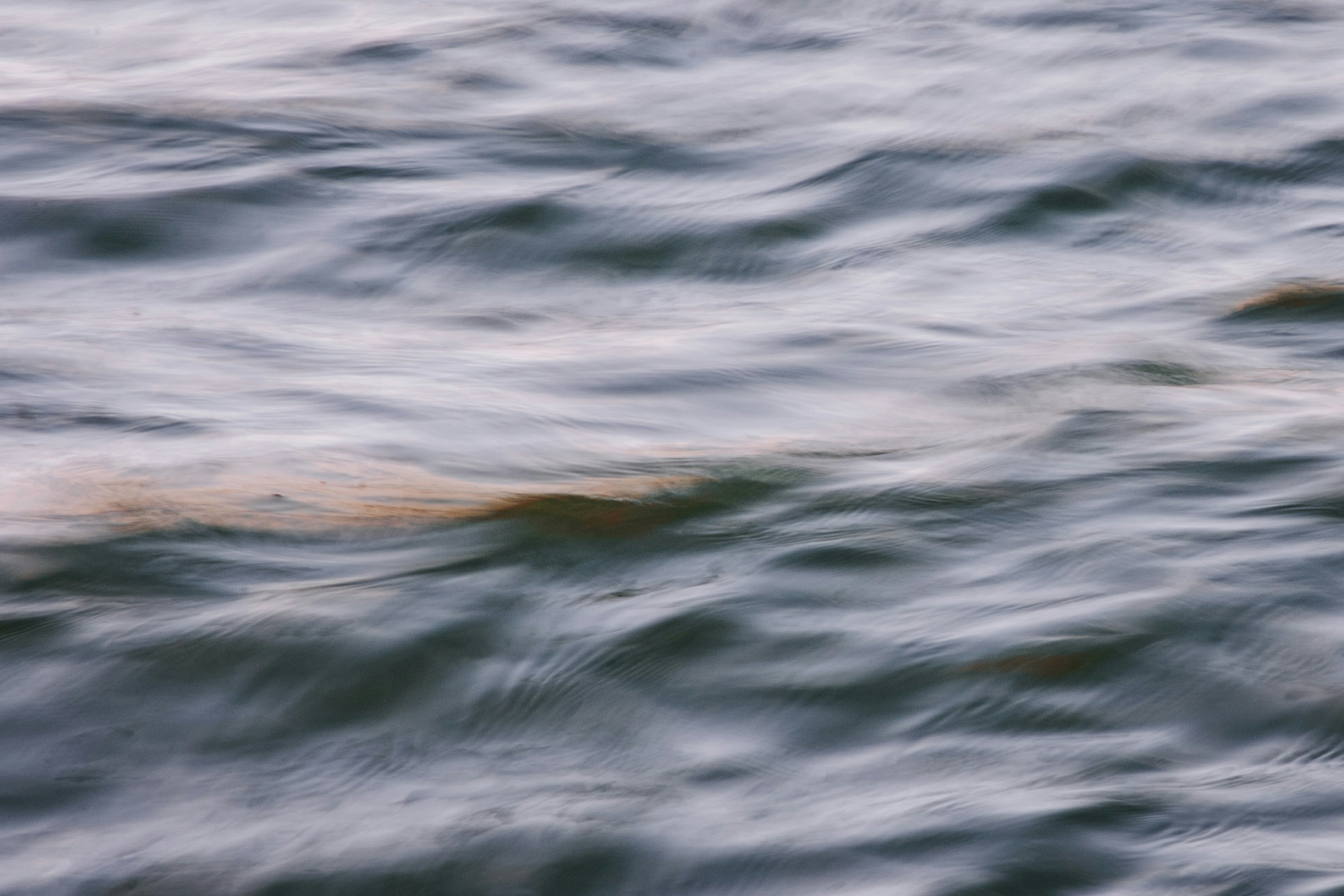 Ein verschwommenes Foto eines Gewässers