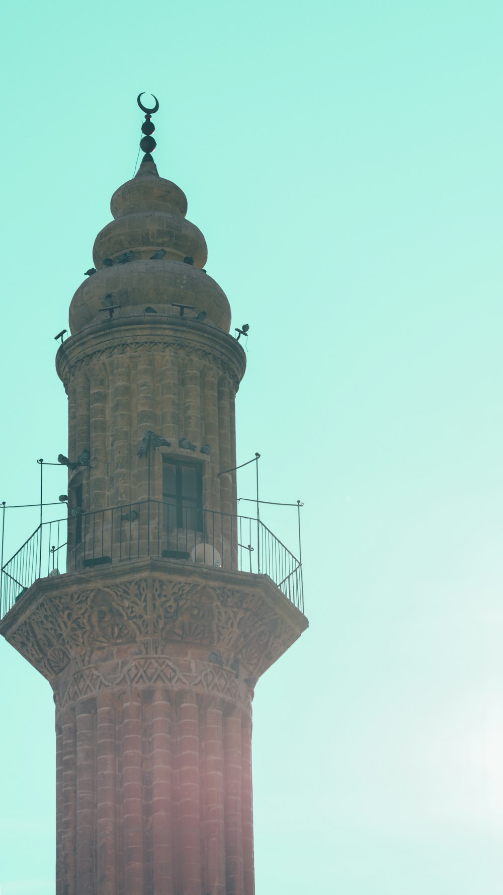 uma torre alta com um relógio no topo dela