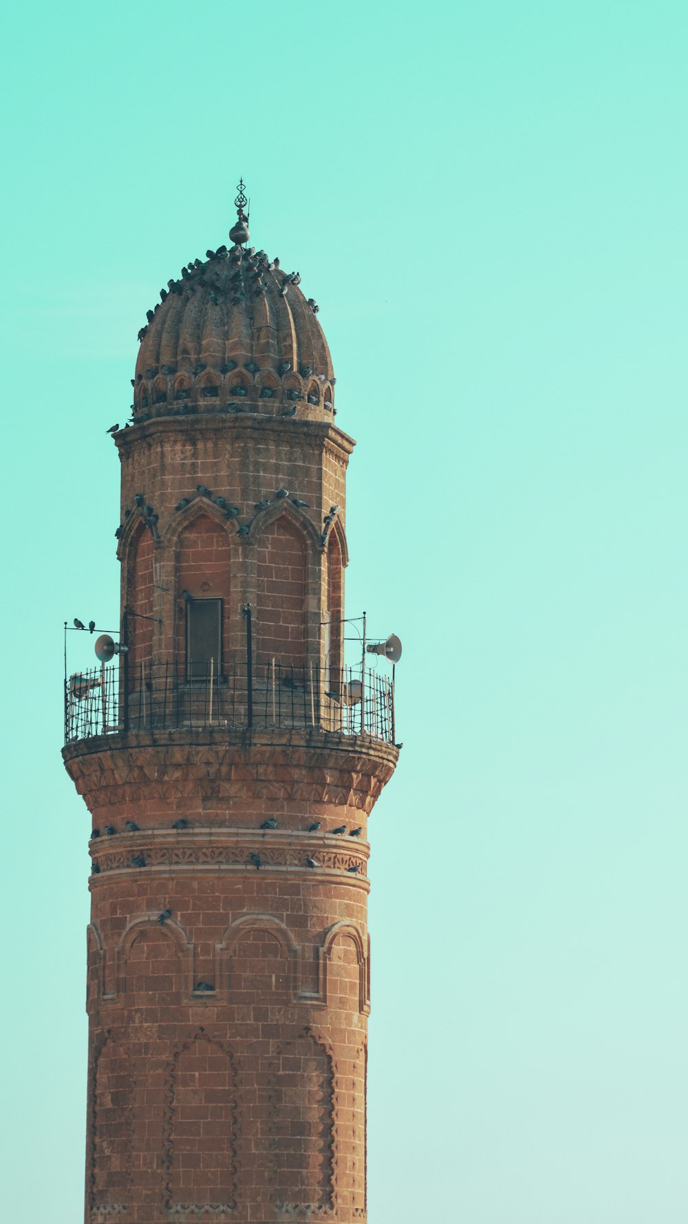 uma torre alta com um relógio no topo dela