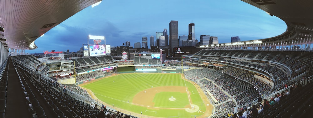 Uno stadio di baseball pieno di gente