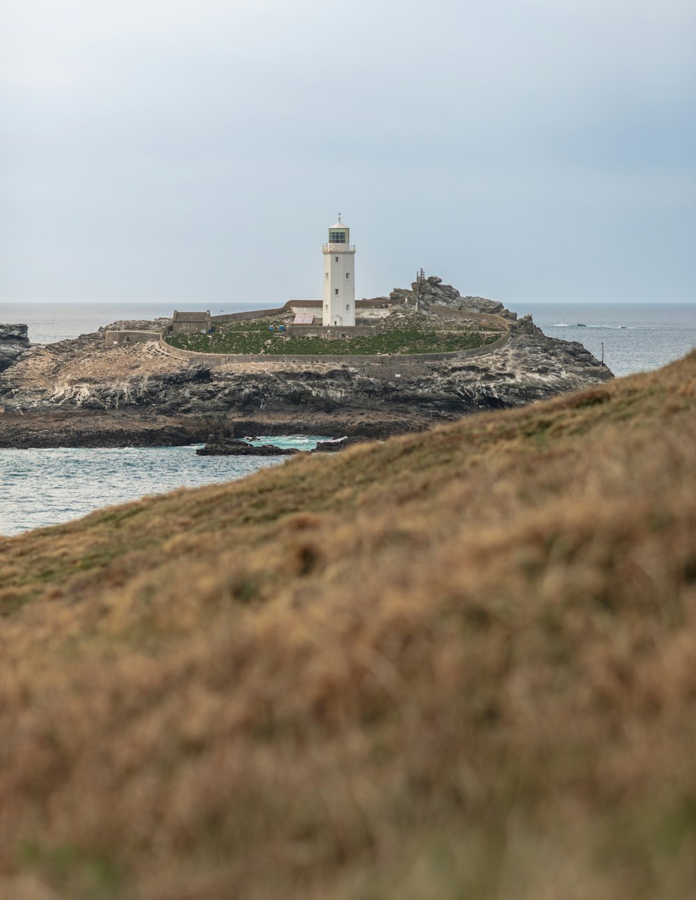 Un faro en una pequeña isla en medio del océano