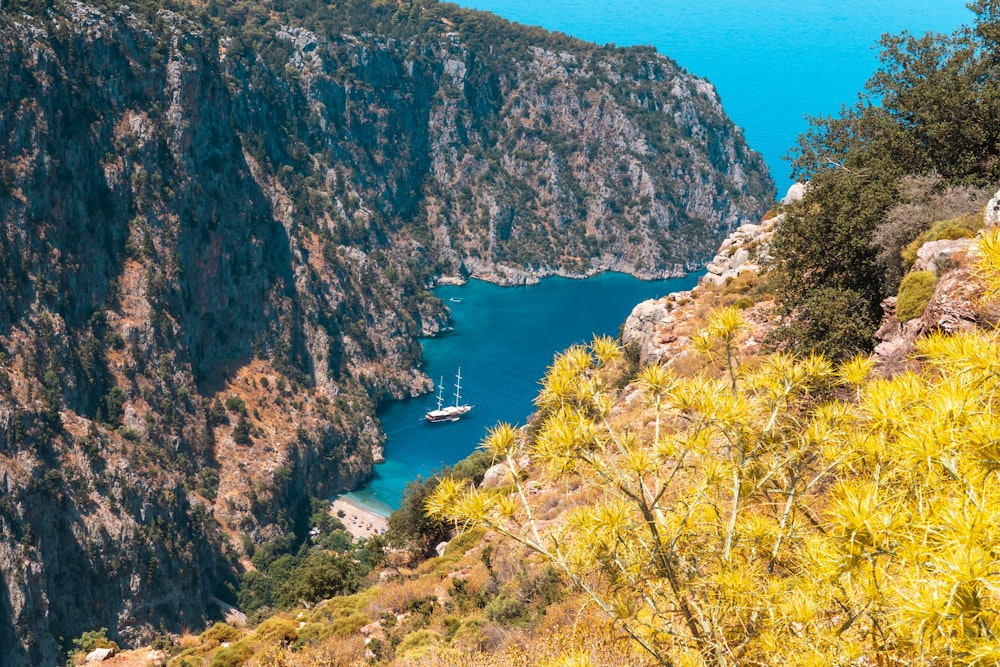 Una vista de una montaña con un bote en el agua