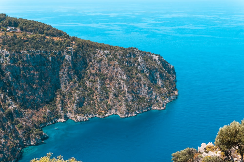 una gran masa de agua rodeada de montañas