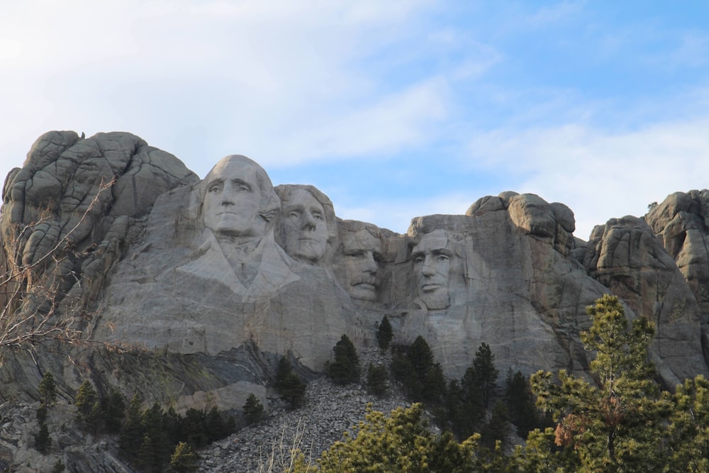 Un grupo de presidentes tallados en la ladera de una montaña