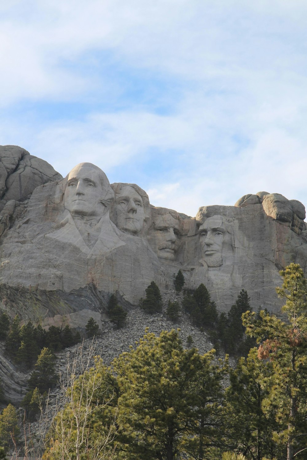 Un grupo de presidentes tallados en la ladera de una montaña