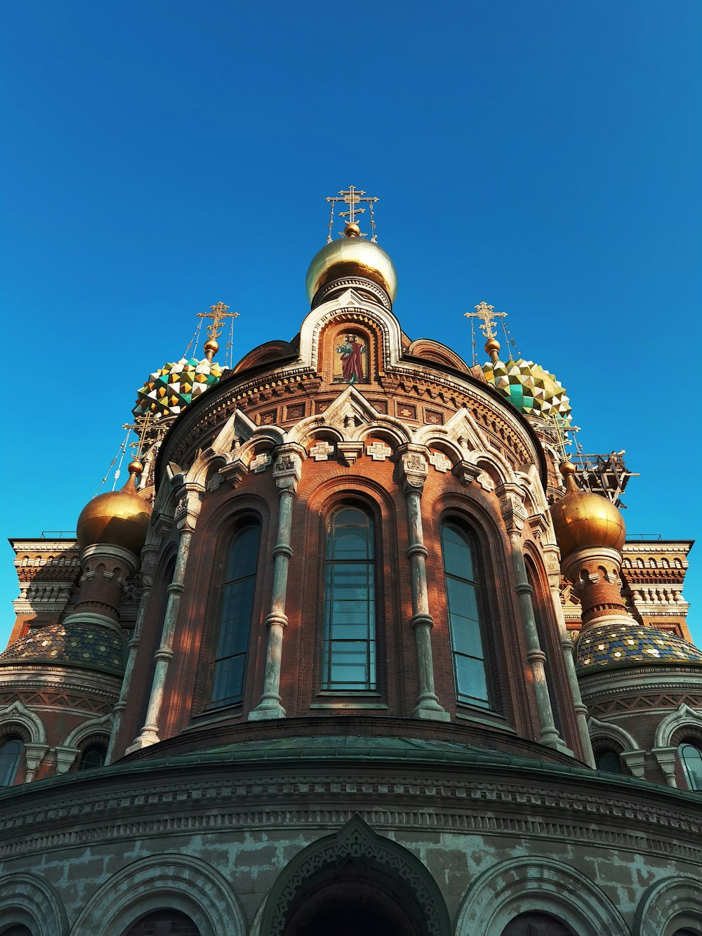 a large building with a golden dome on top of it