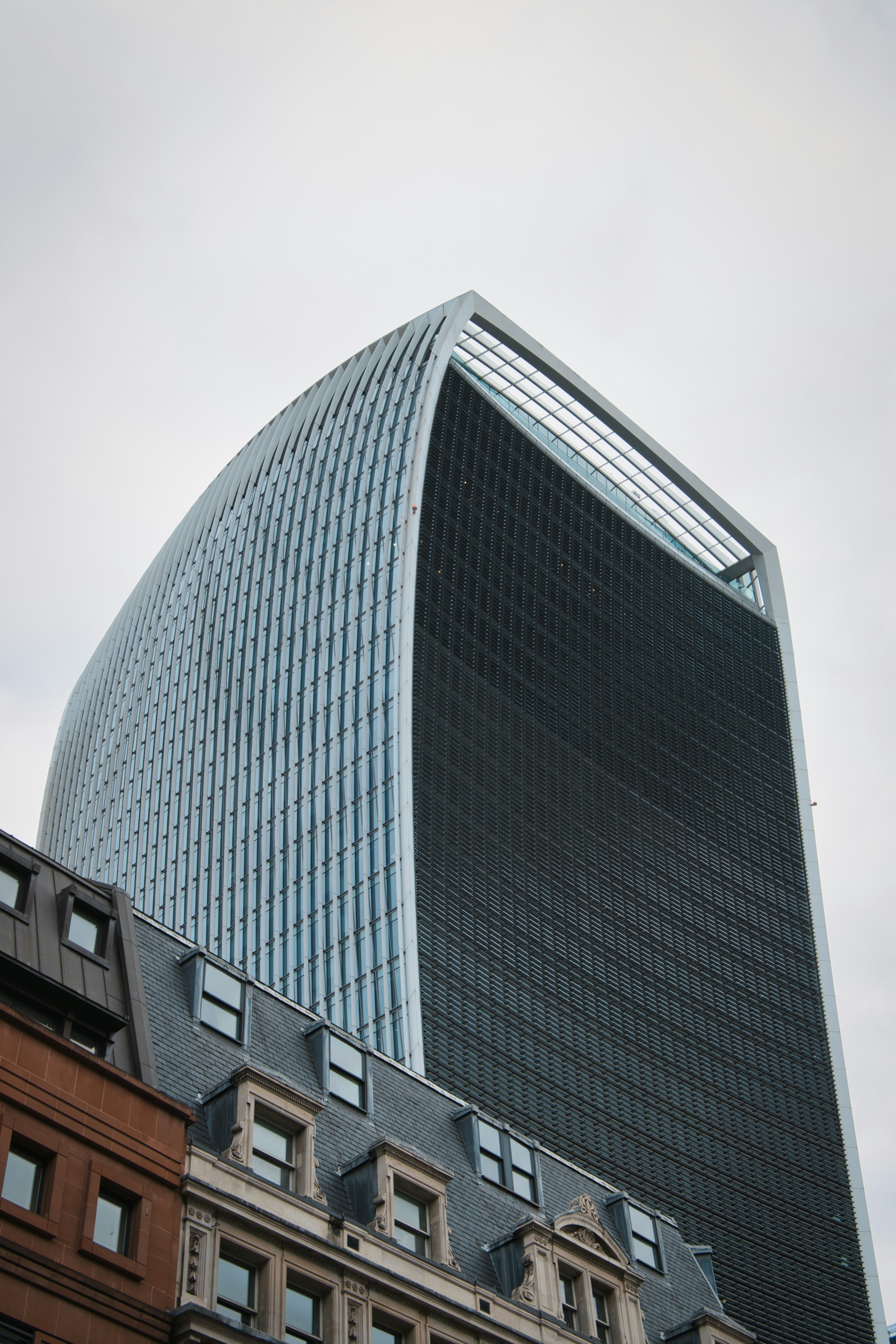 Un très grand bâtiment avec beaucoup de fenêtres