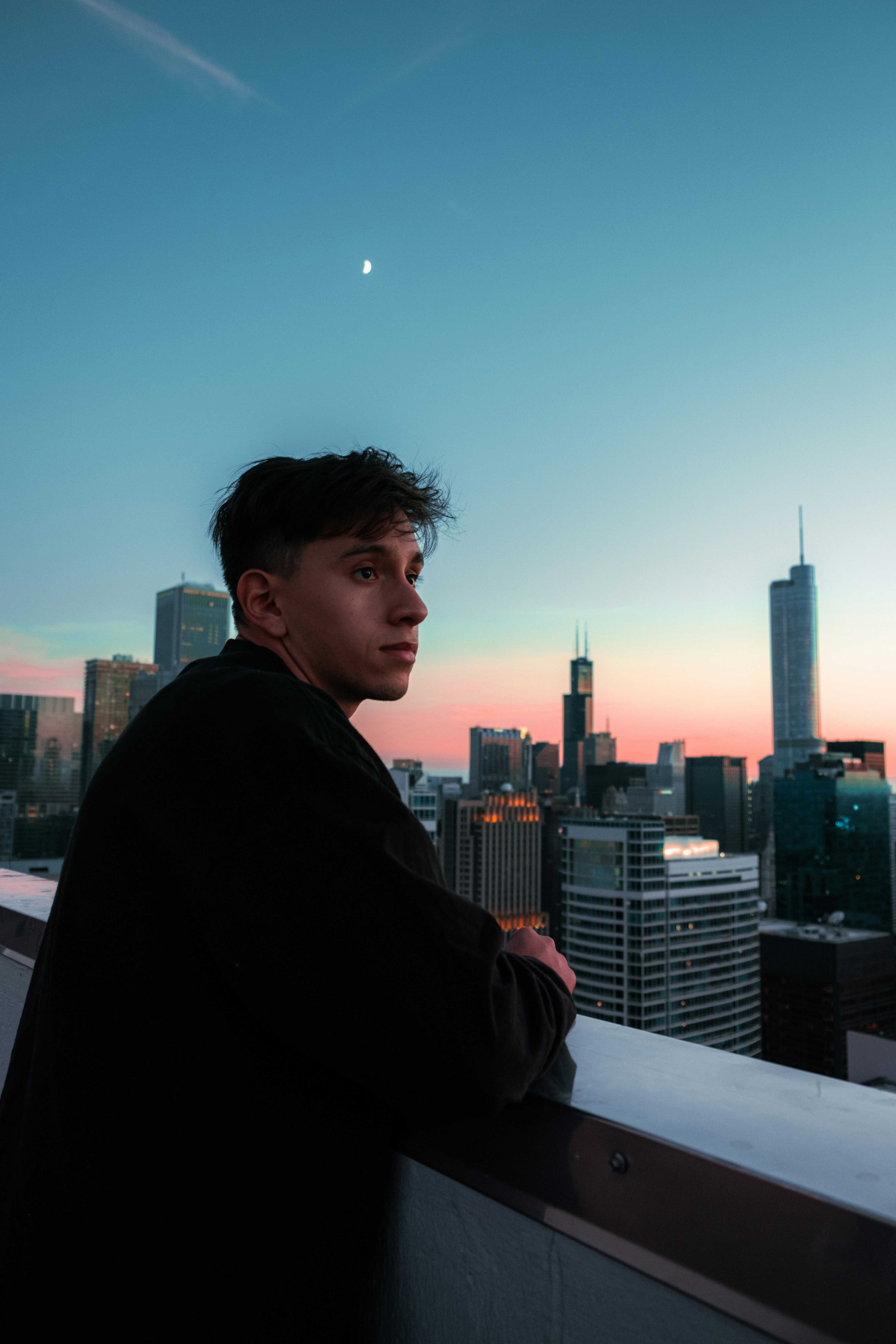 Un homme debout au sommet d’un grand immeuble