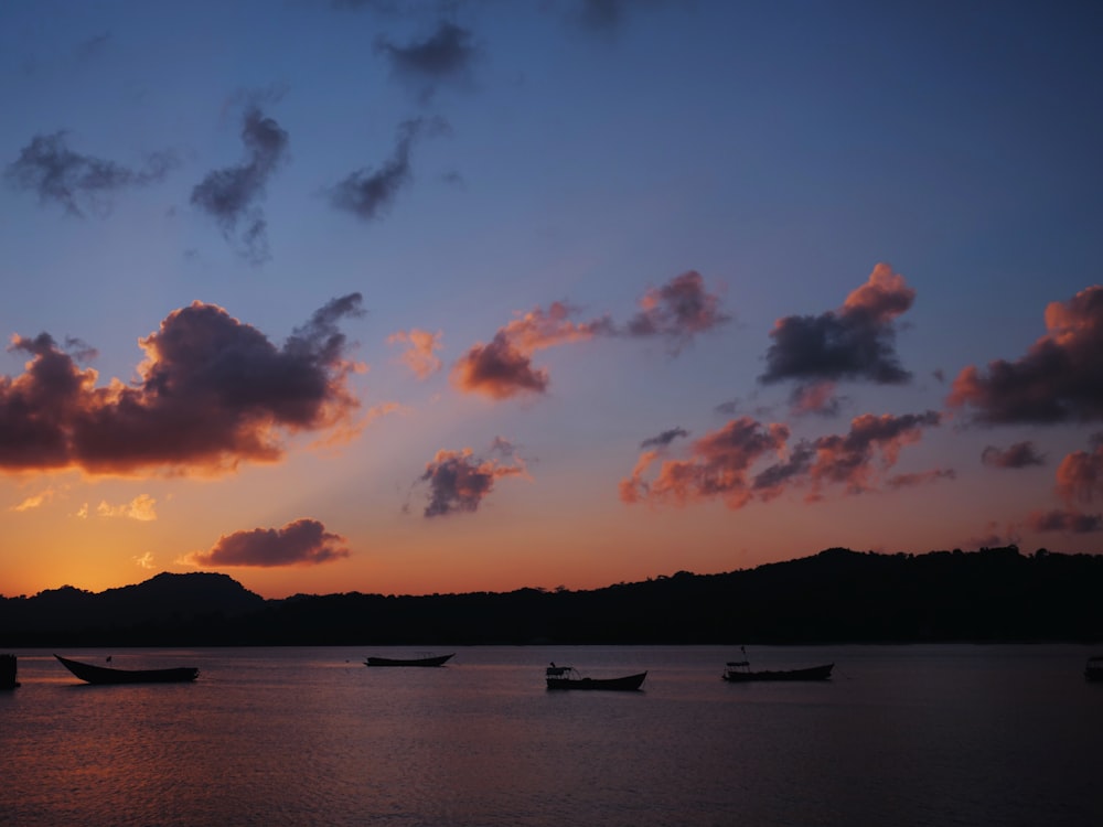 um grupo de barcos flutuando no topo de um lago