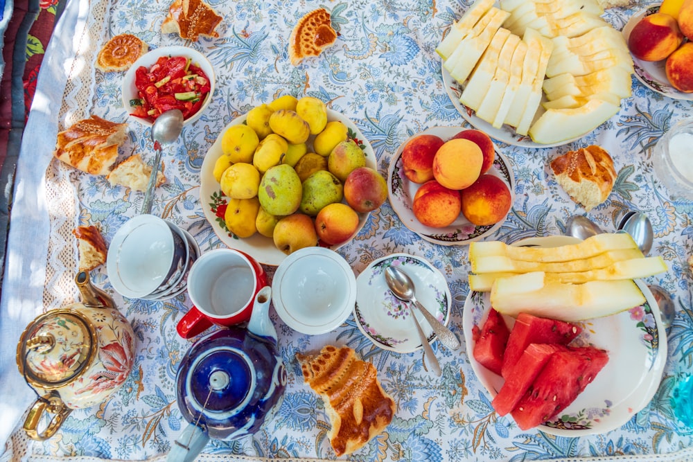 ein Tisch mit vielen verschiedenen Obstsorten