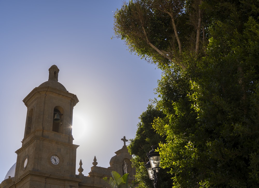 una iglesia con un reloj en la parte delantera