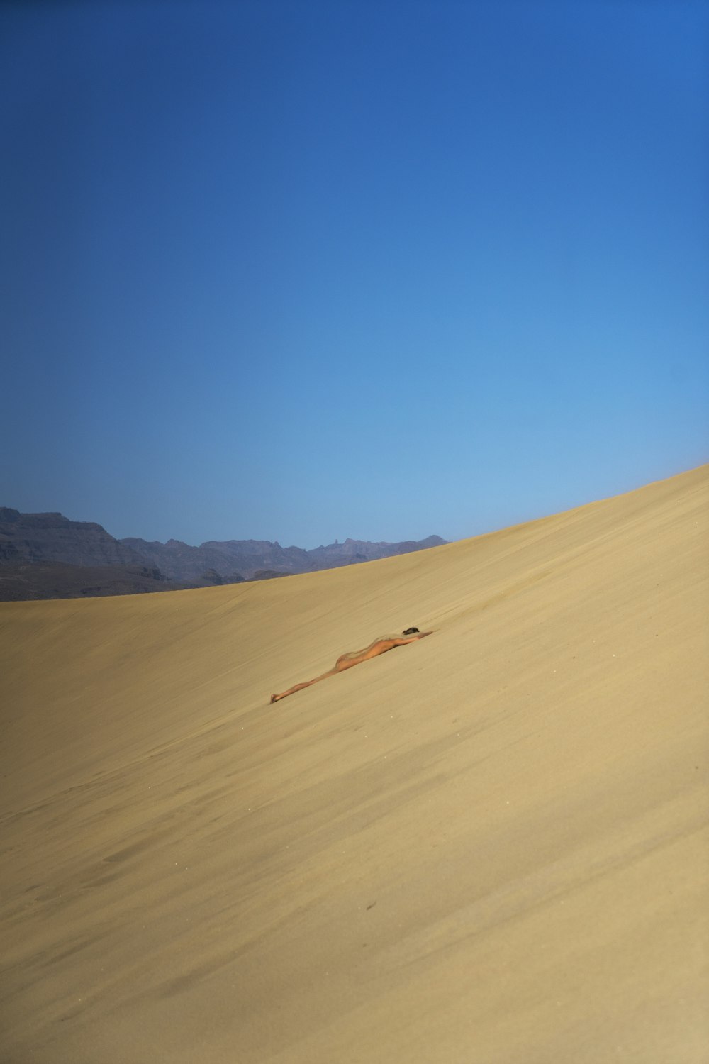 una persona montando a caballo en el desierto