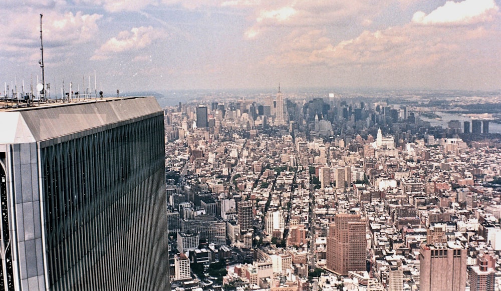 Blick auf eine Stadt von der Spitze eines Gebäudes