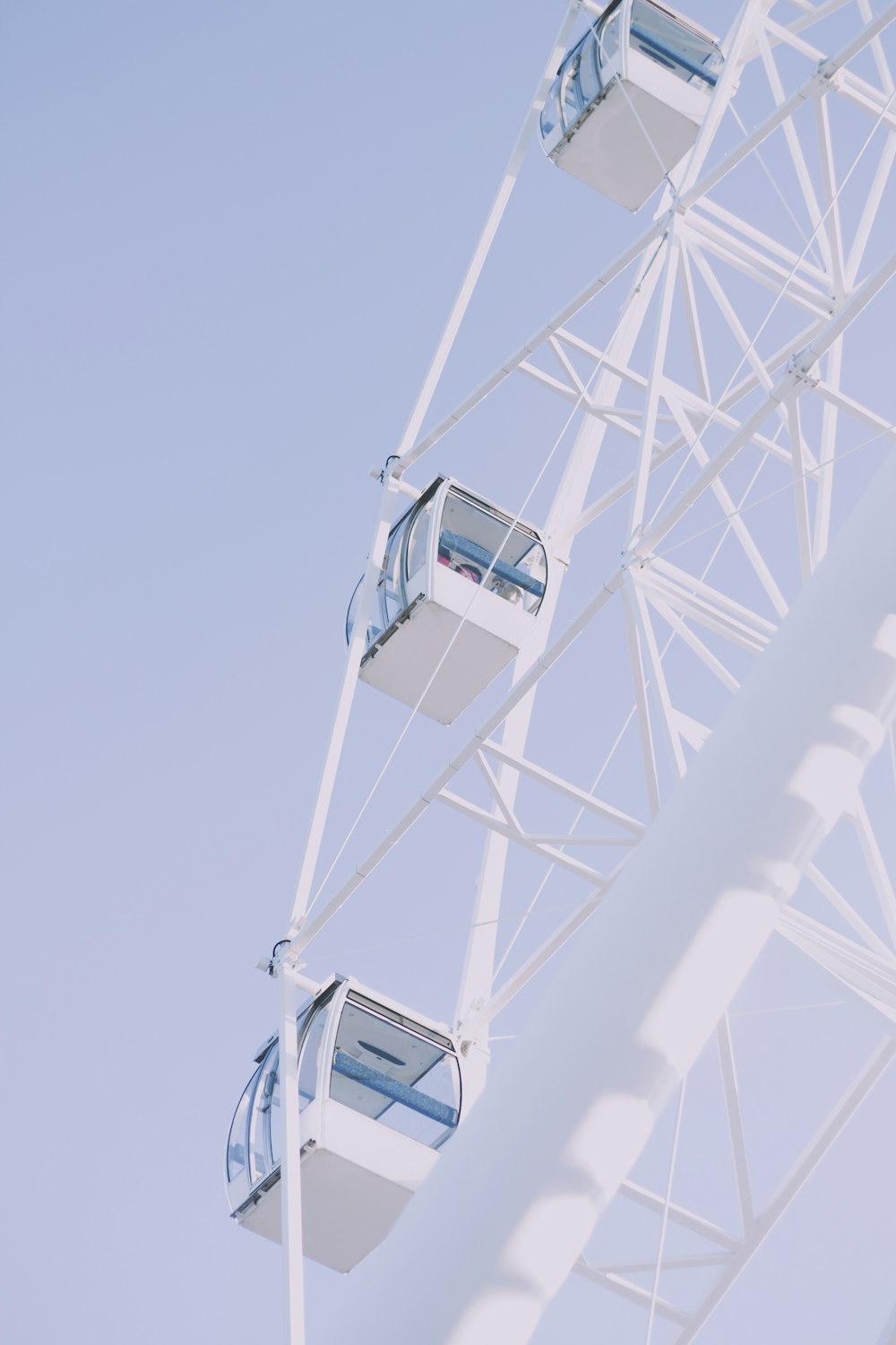 uma roda gigante é mostrada contra um céu azul