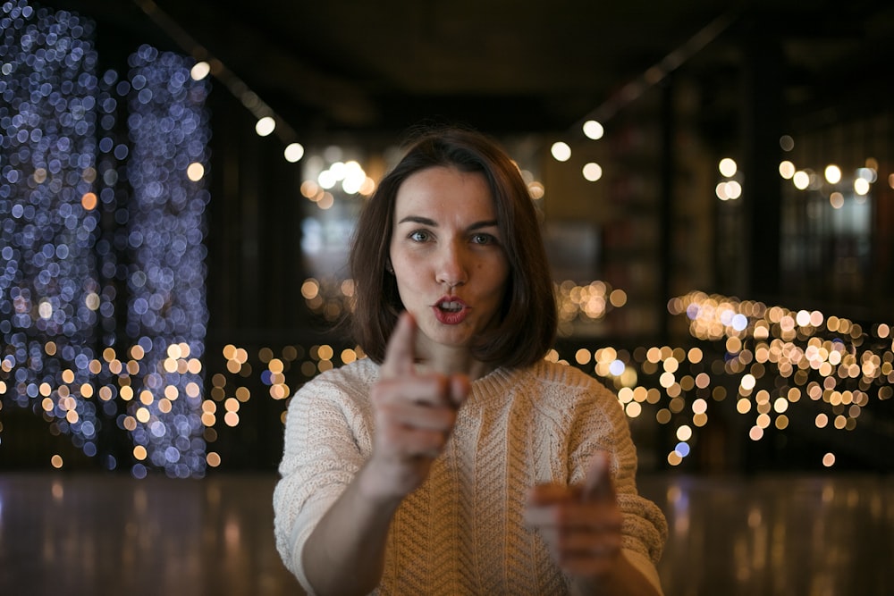 Una mujer haciendo una cara divertida con el dedo