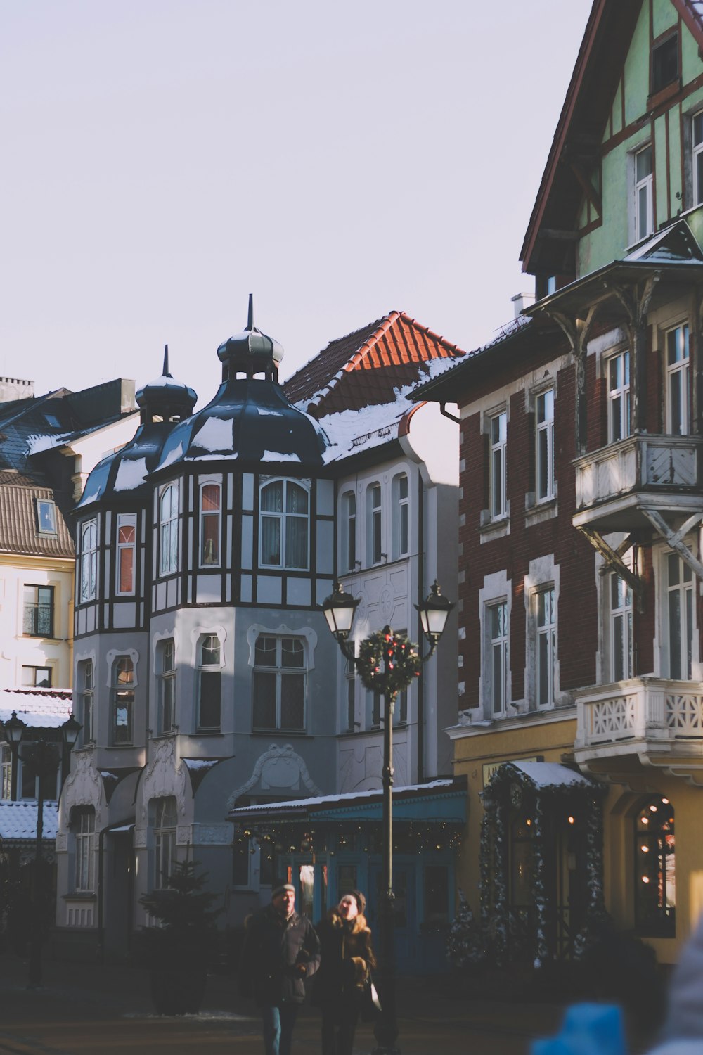 Eine Gruppe von Menschen, die eine Straße neben hohen Gebäuden entlang gehen