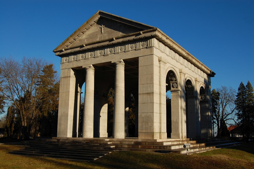 un vieux bâtiment avec des colonnes et une tour de l’horloge