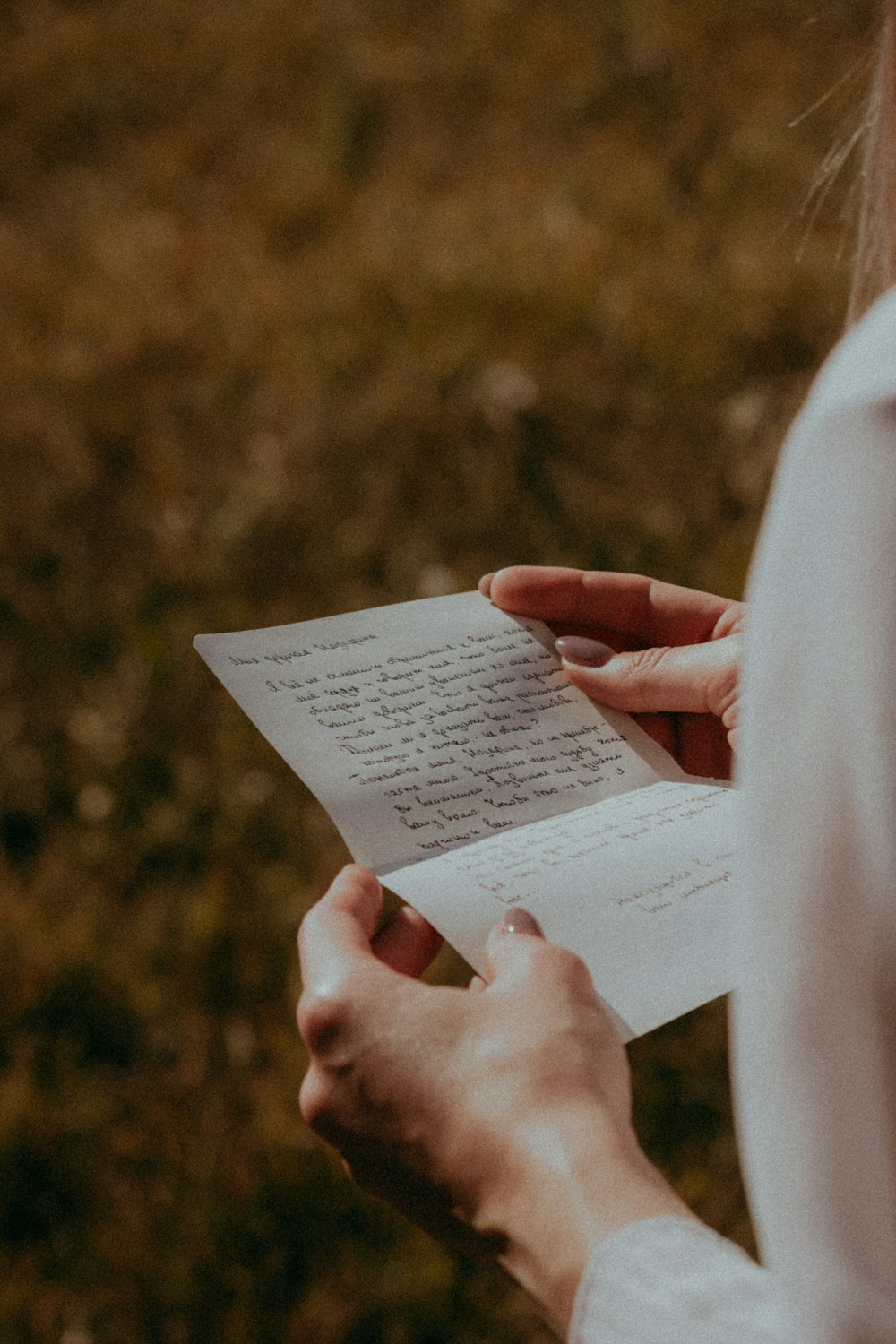 uma mulher segurando um pedaço de papel em suas mãos