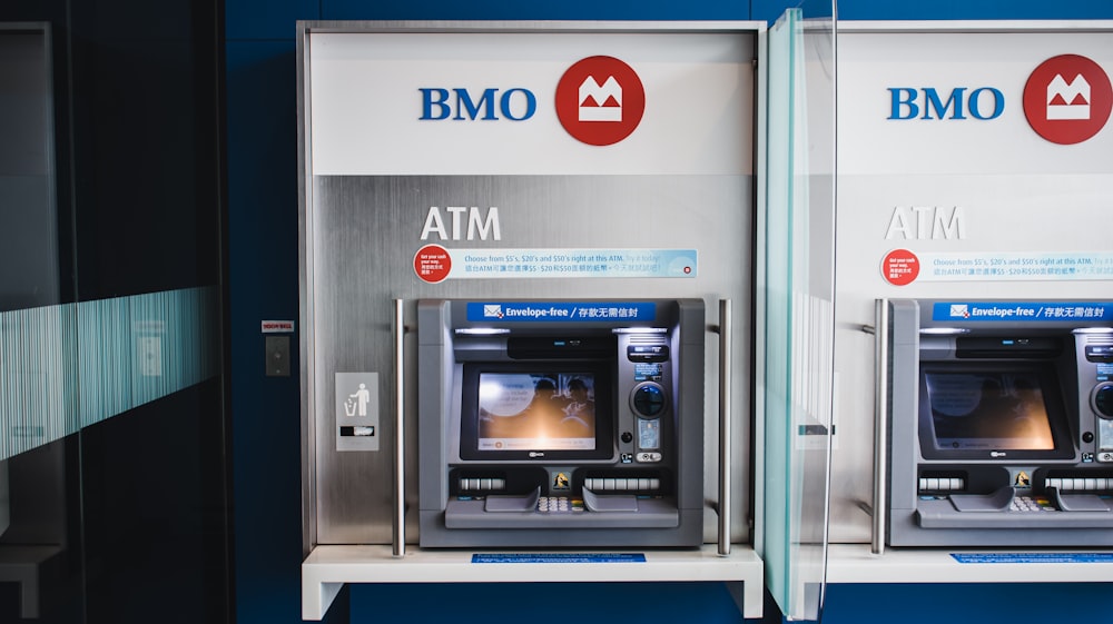 Zwei Geldautomaten stehen nebeneinander