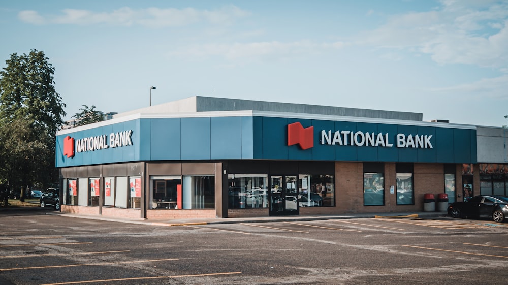 Una tienda del Banco Nacional en un estacionamiento
