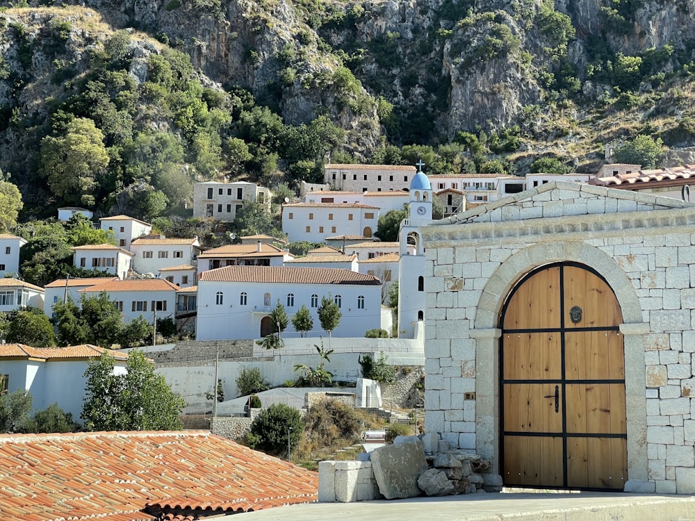 Un pequeño edificio blanco con una puerta de madera