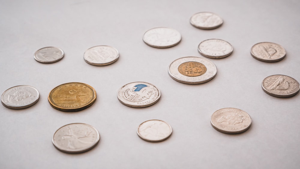 um monte de diferentes tipos de moedas em uma mesa