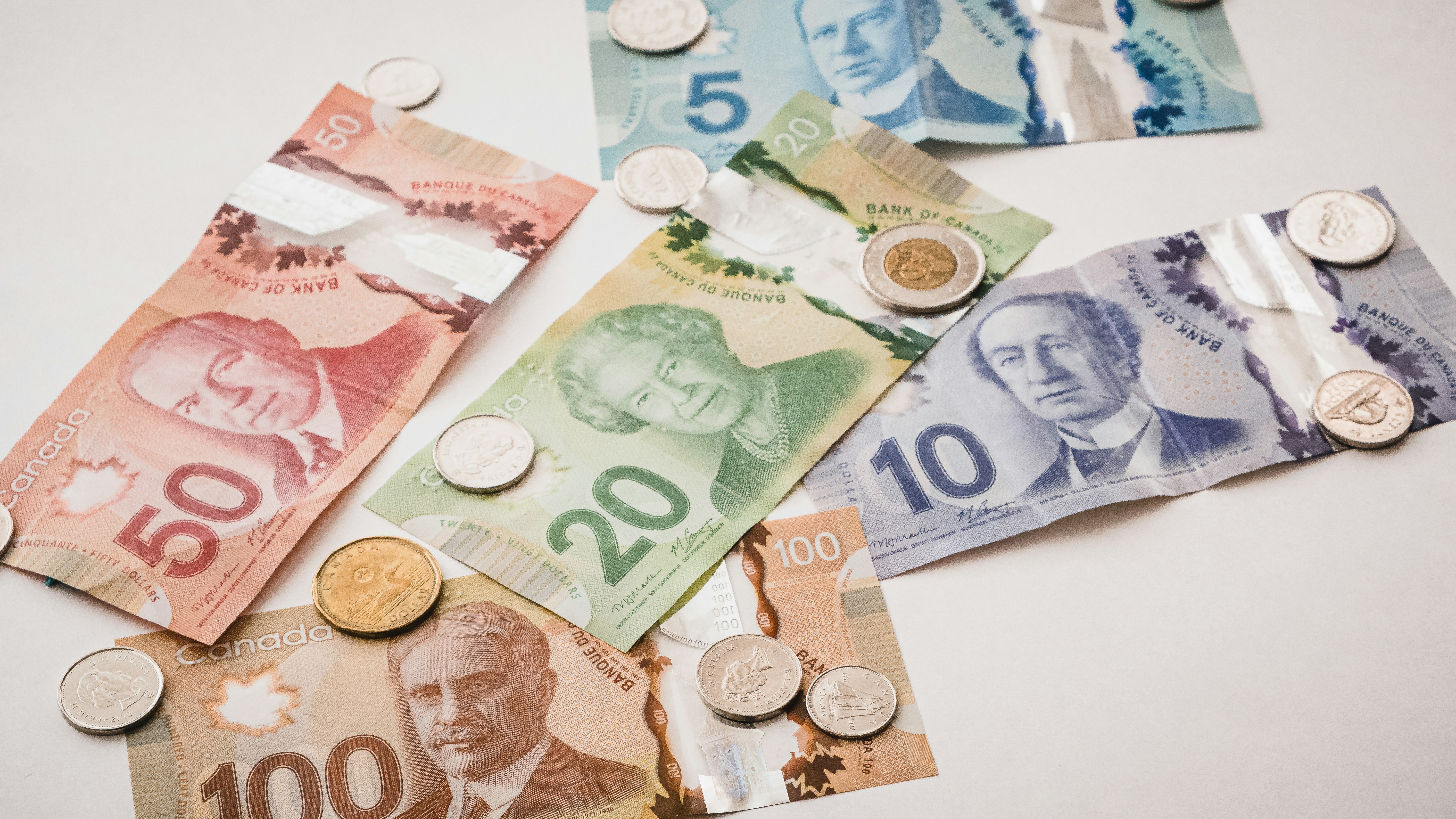 Assorted Canadian Bills and Coins (Canadian Money)</p>
<p>” style=”max-width:430px;float:right;padding:10px 0px 10px 10px;border:0px;”>Warto rowniez pamietac o odpowiedzialnej grze.</p>
		</div>

		<div class=
