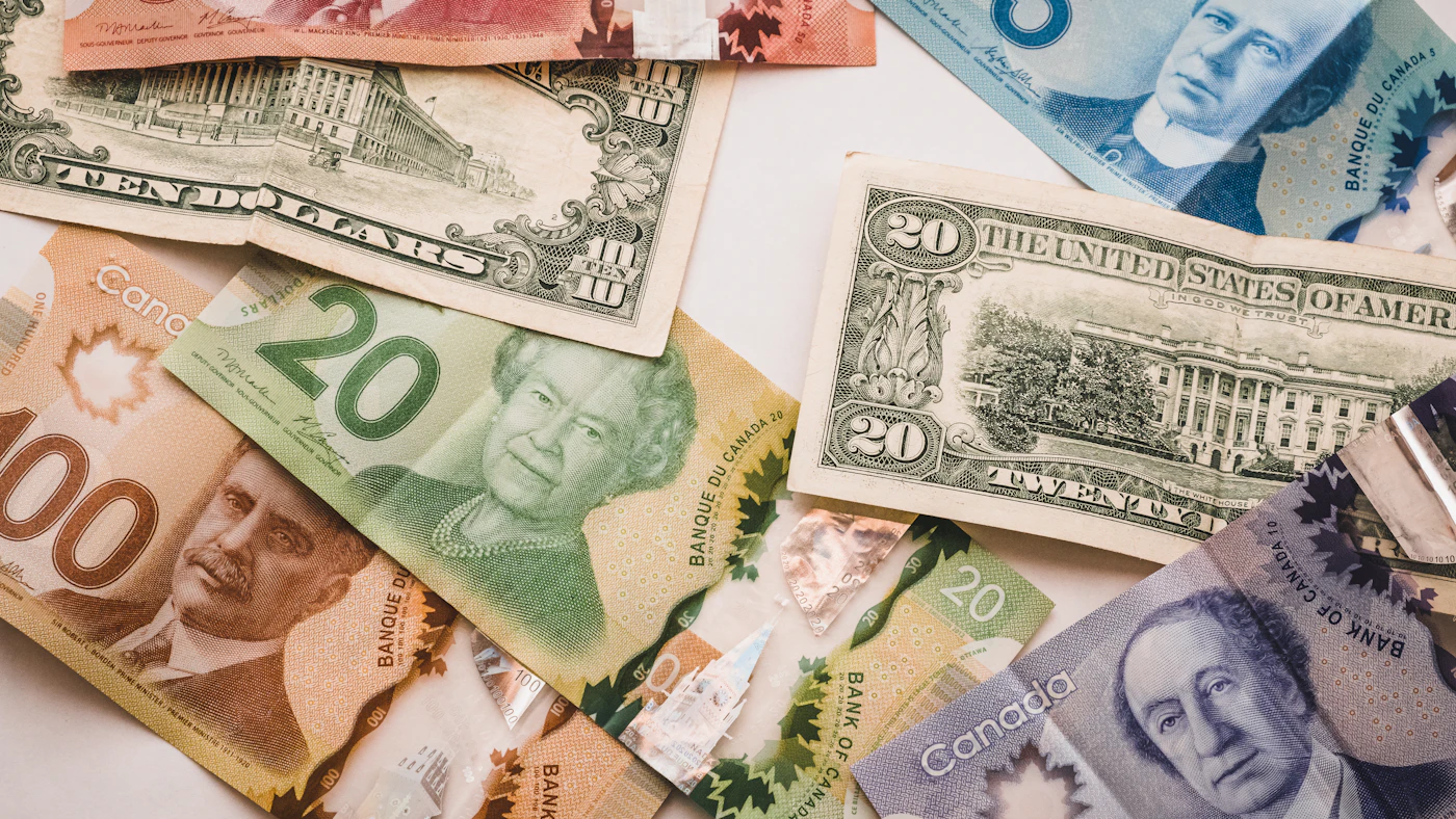 Des billets canadiens et américains étalés sur une table