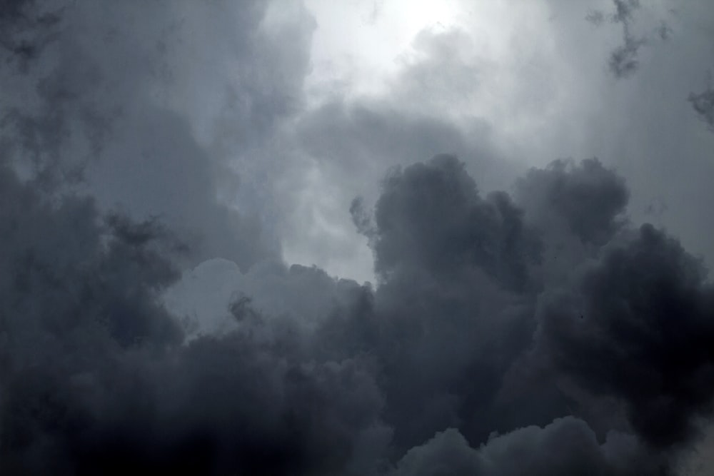 Eine dunkle Wolke gefüllt mit vielen dunklen Wolken