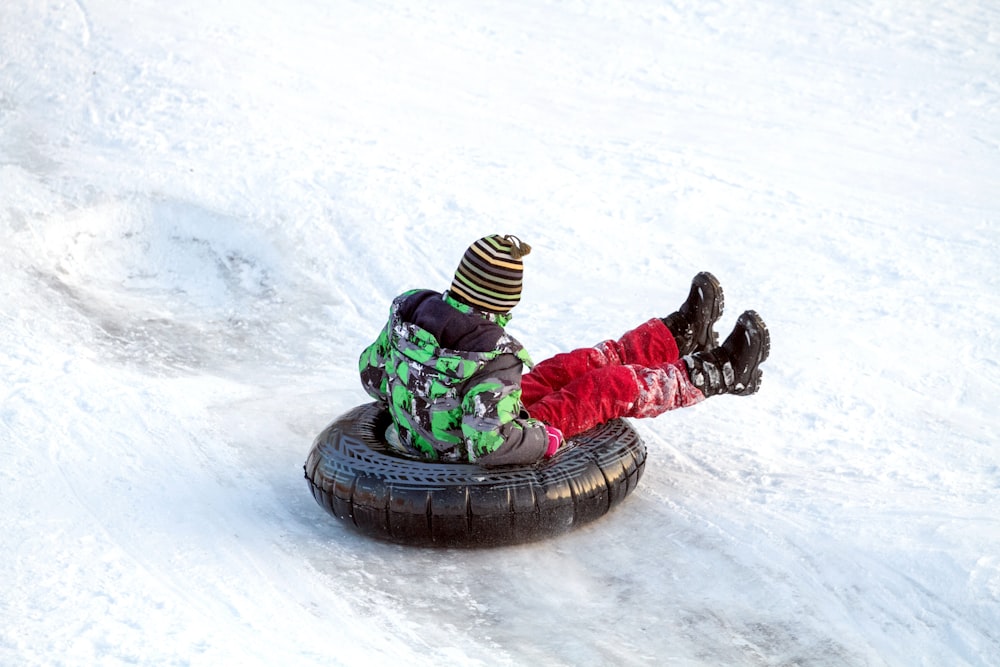 雪に覆われた斜面をチューブに乗っている人