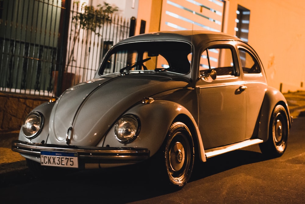 um carro estacionado na beira da estrada