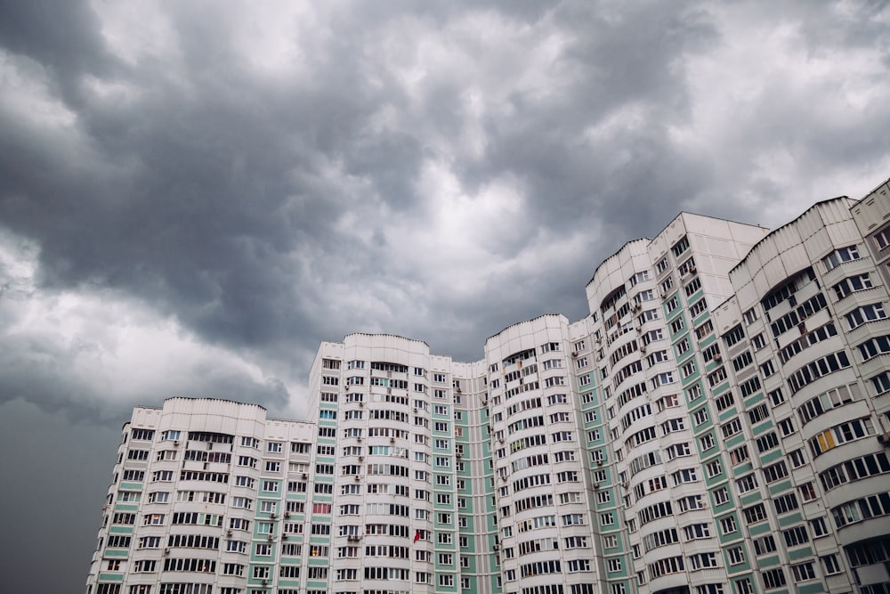 a tall building on a cloudy day