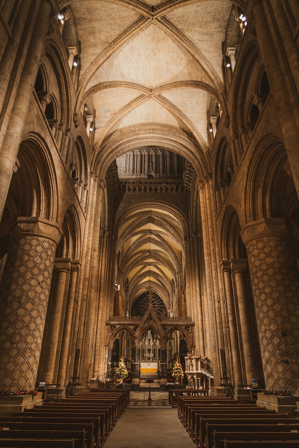 una grande cattedrale con alti soffitti a volta e banchi