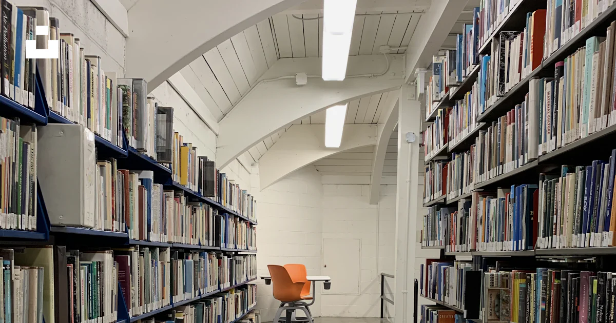 A long row of books in a library photo – Free Univeristy of puget sound ...