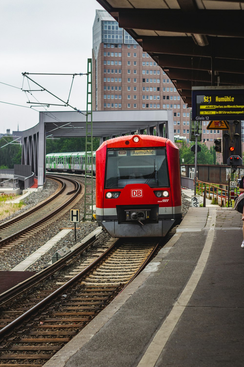 Ein roter Zug fährt in einen Bahnhof ein