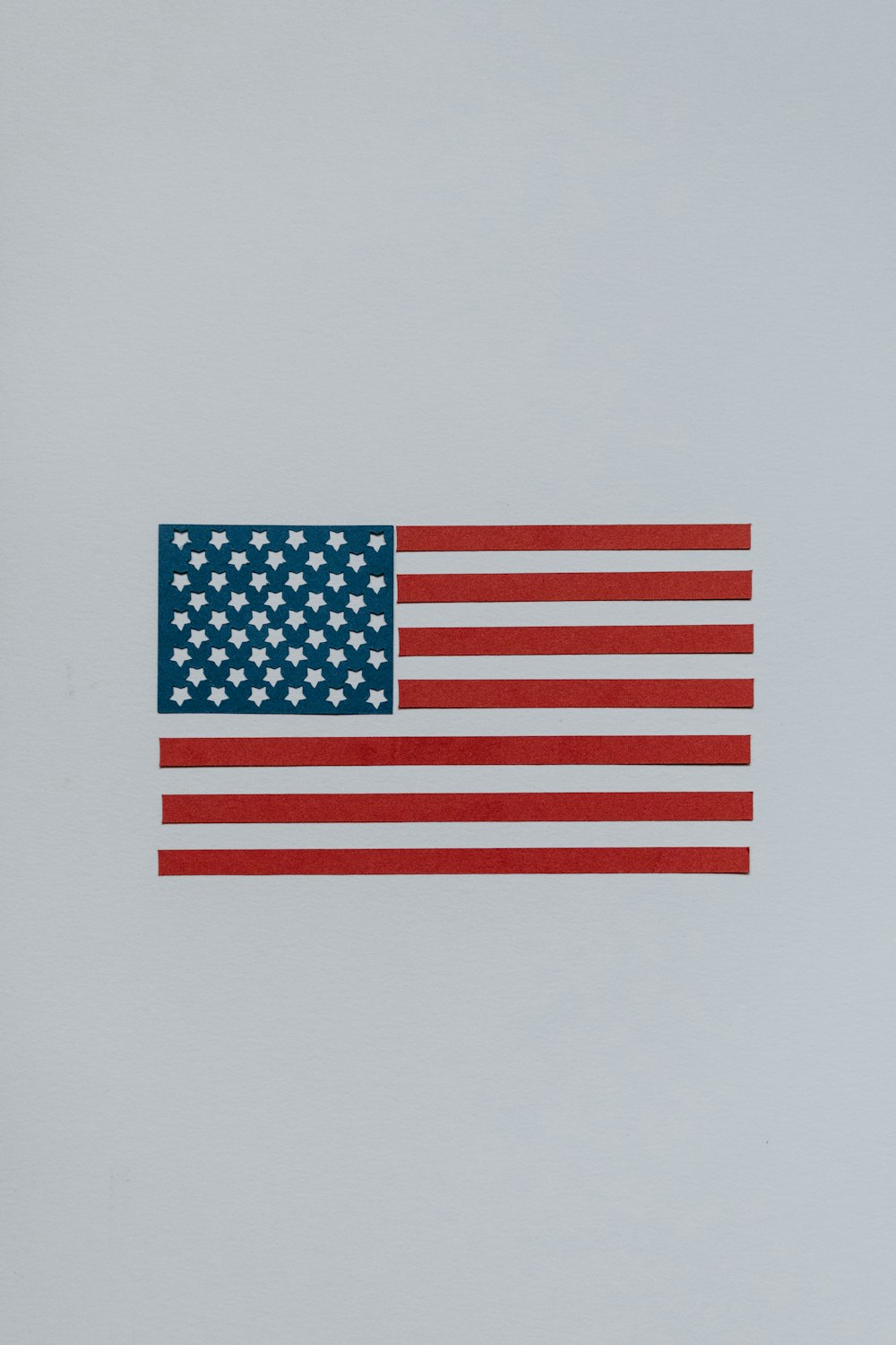 Una bandiera americana su uno sfondo bianco