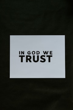 a sticker that says in god we trust