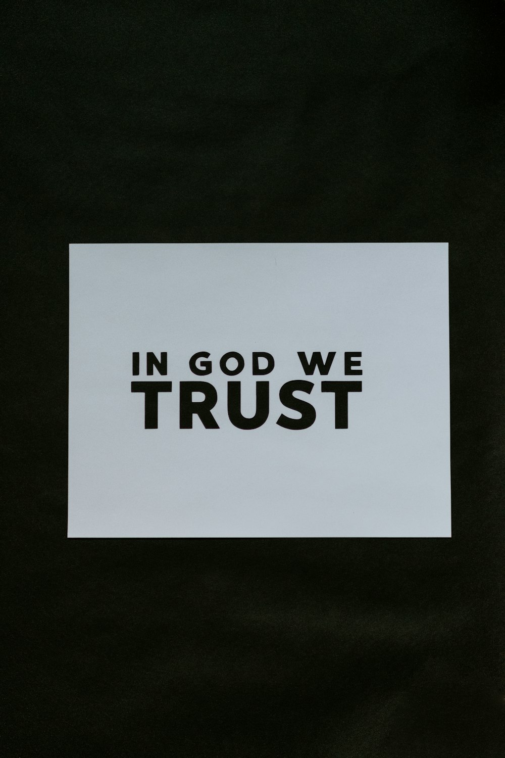 Ein Aufkleber, auf dem steht: In God We Trust