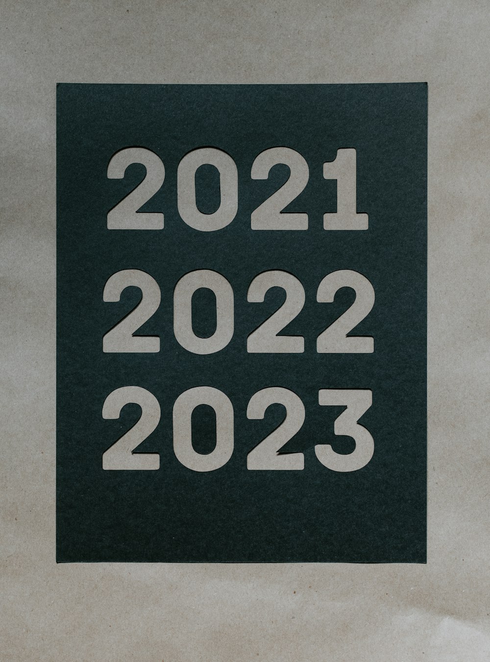 Un pedazo de papel con los números 2012 - 2013 impresos en él