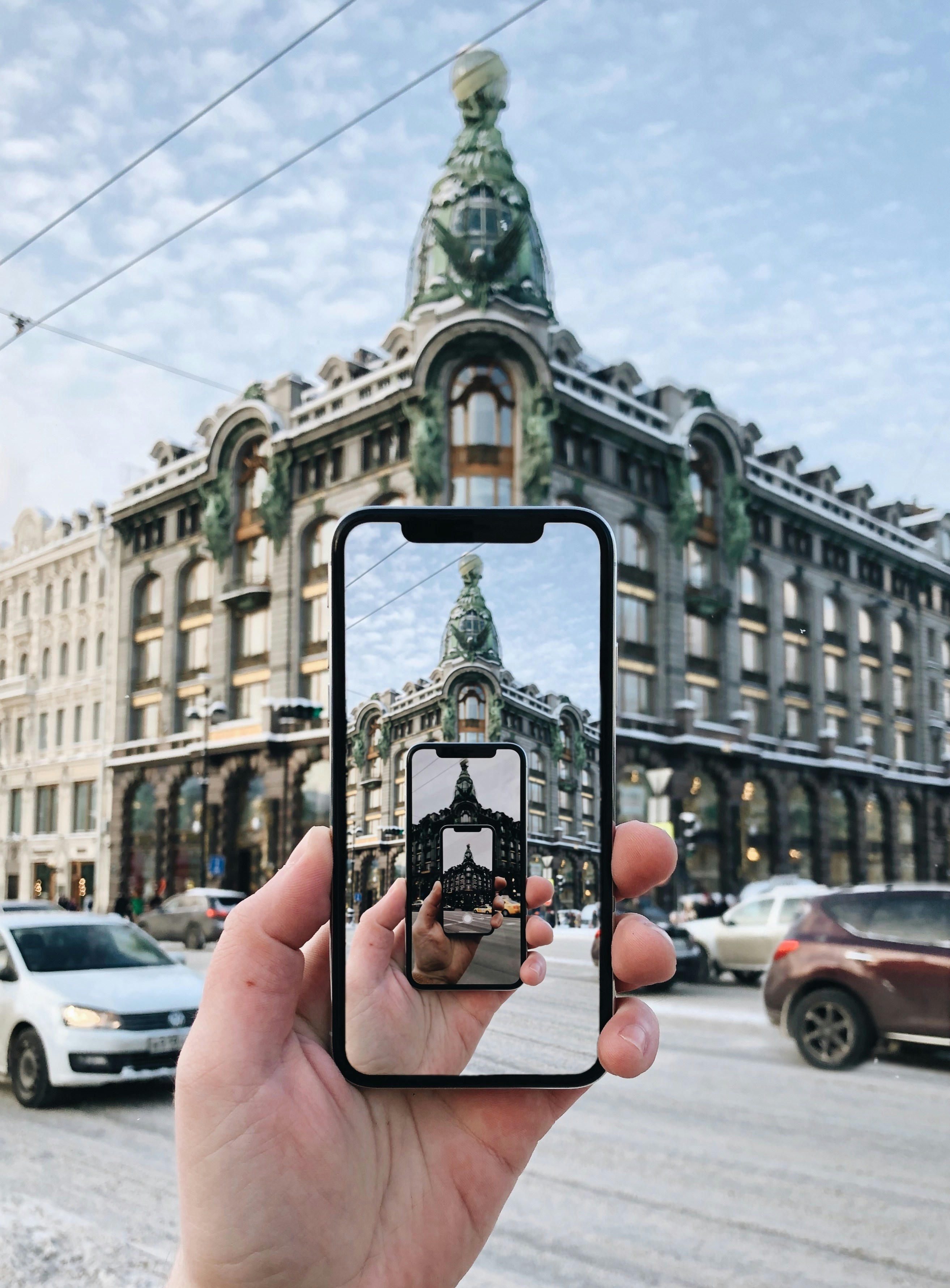 Una persona tomando una foto de un edificio