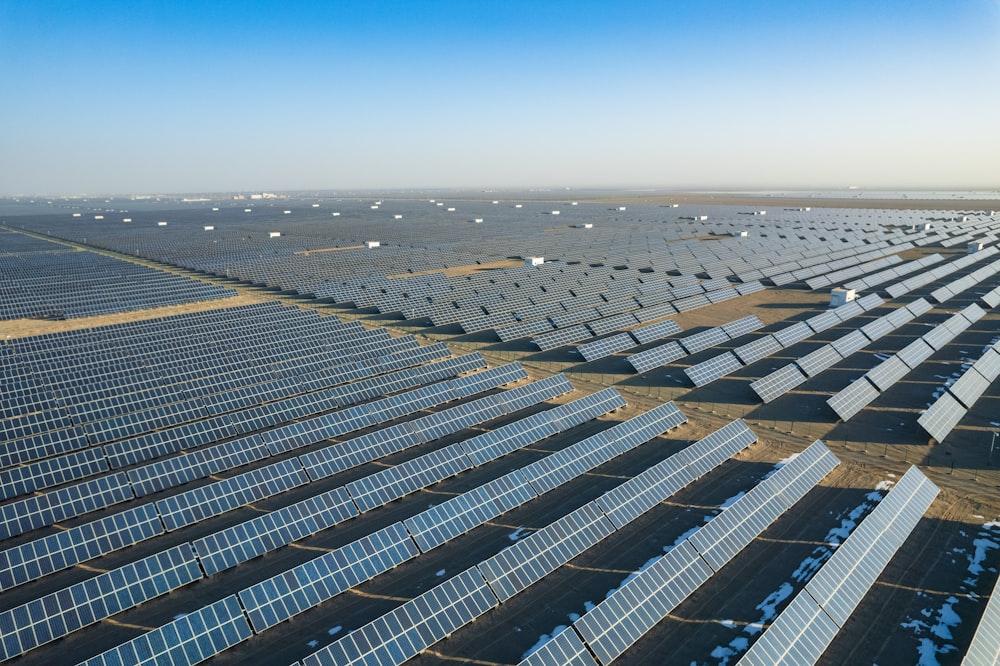 Vue aérienne d’une grande ferme solaire