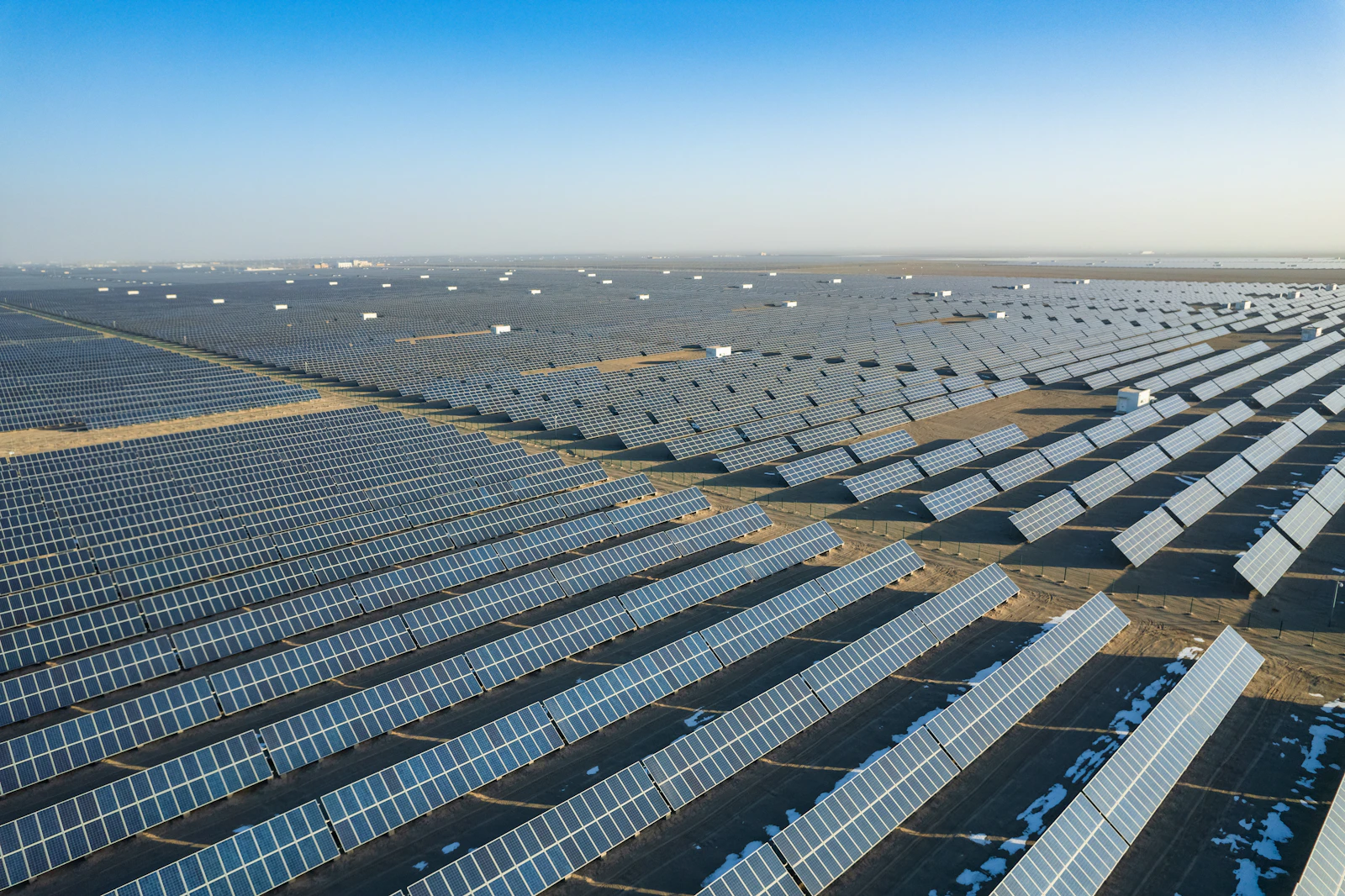 Vue aérienne d'une centrale solaire