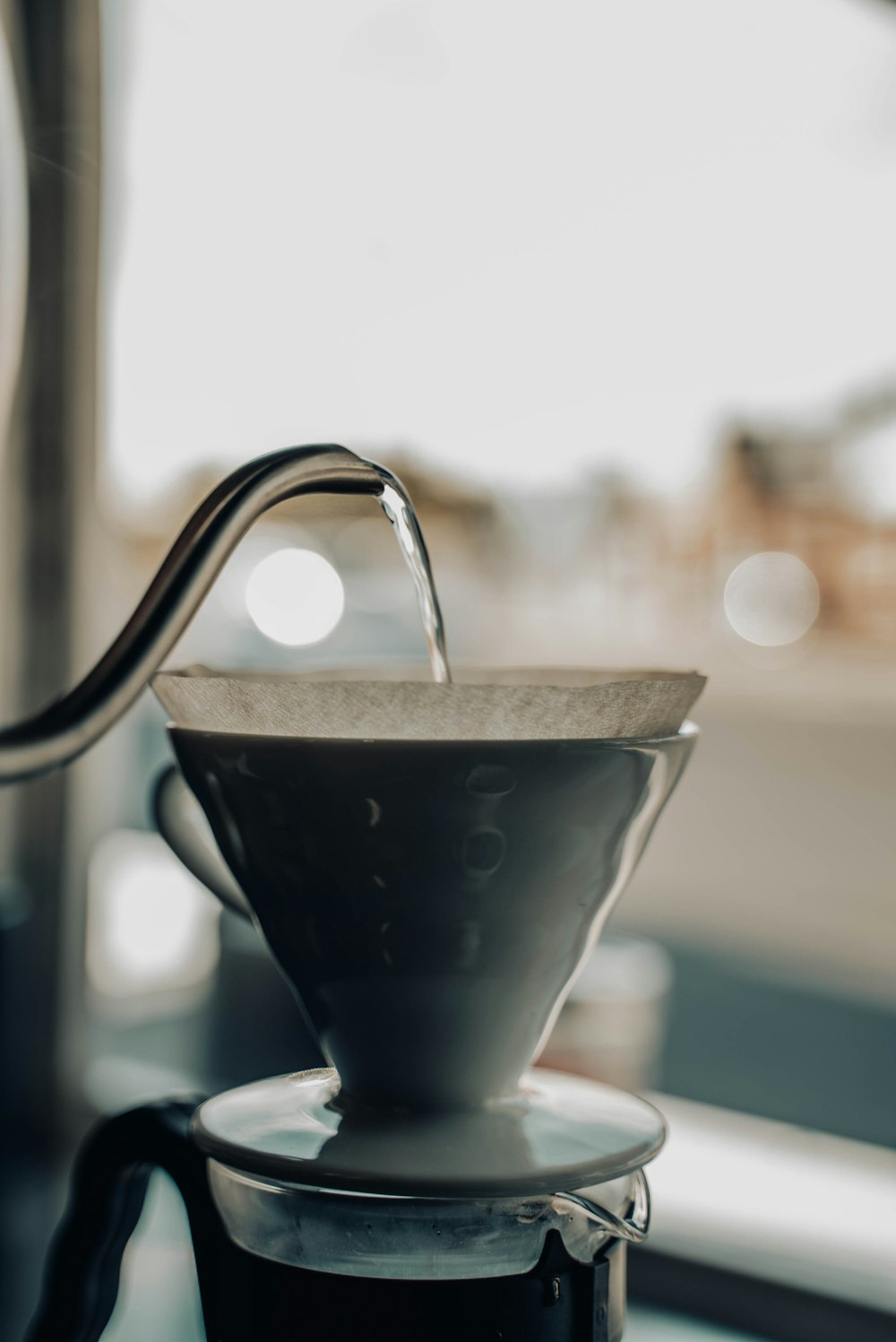 Una cafetera se está llenando de agua