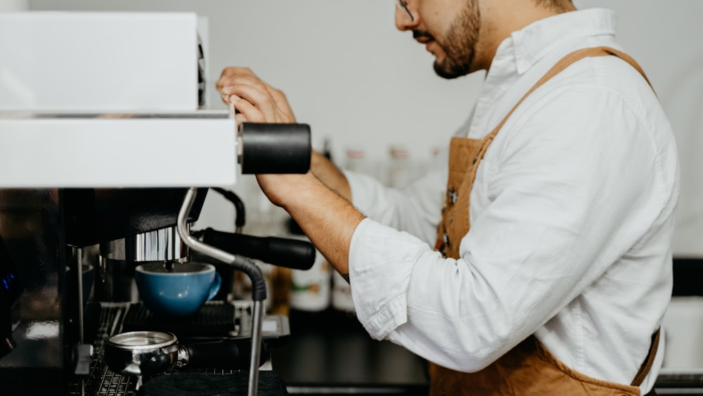 Un uomo sta lavorando su una macchina da caffè