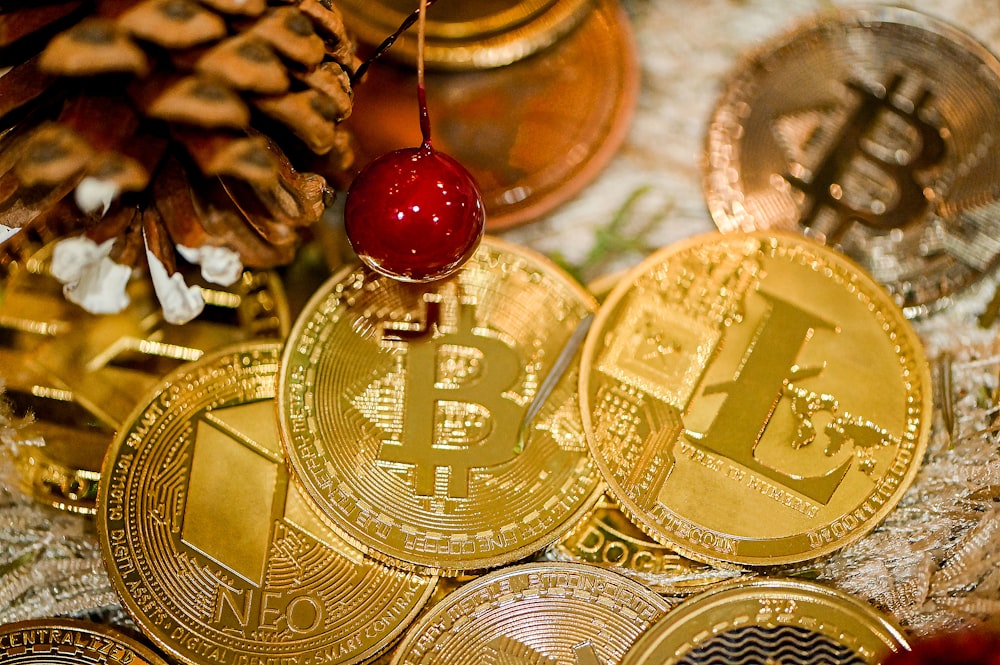 Une pile de bitcoins d’or assis sur une table