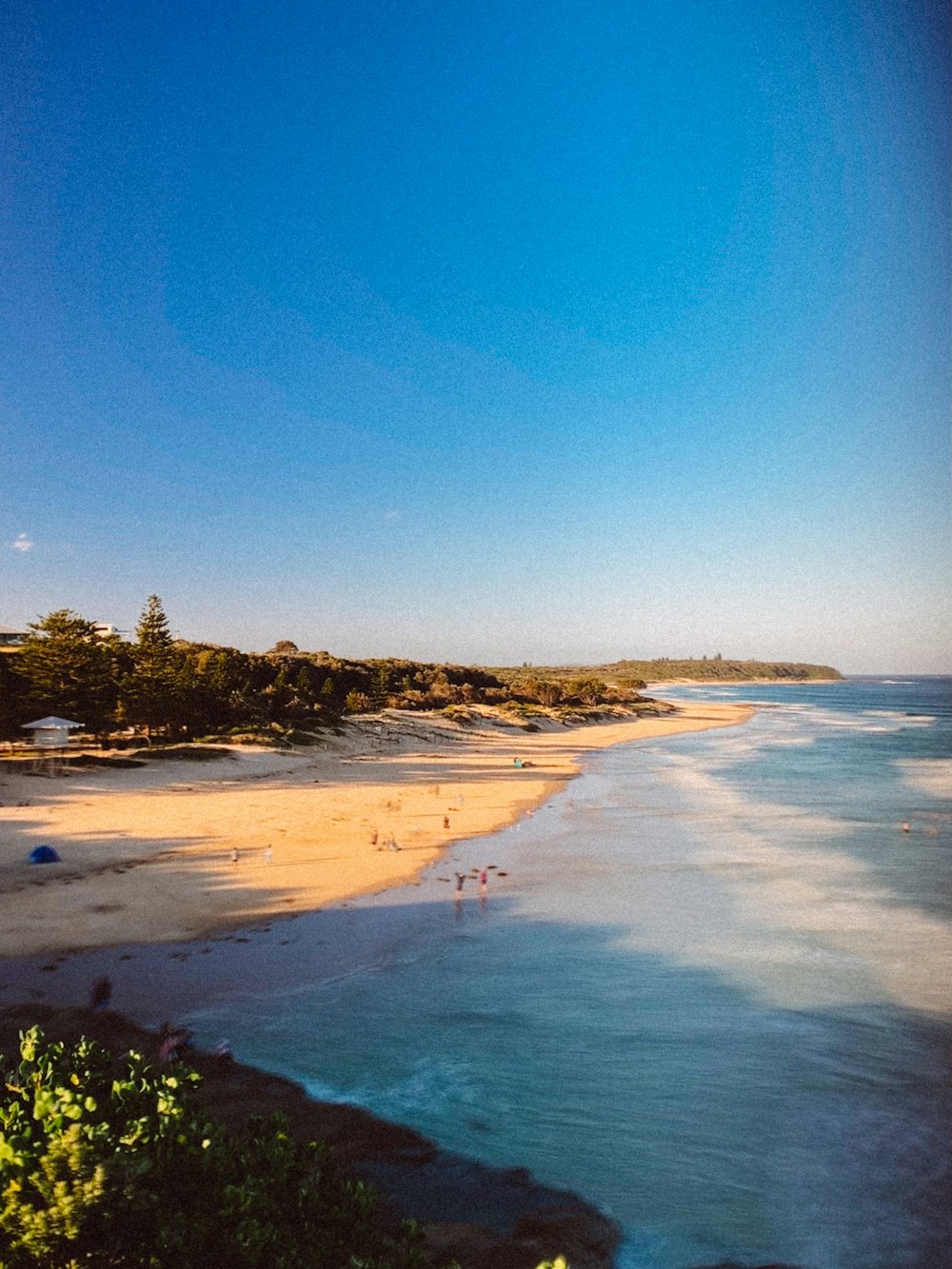 una vista di una spiaggia con persone in acqua