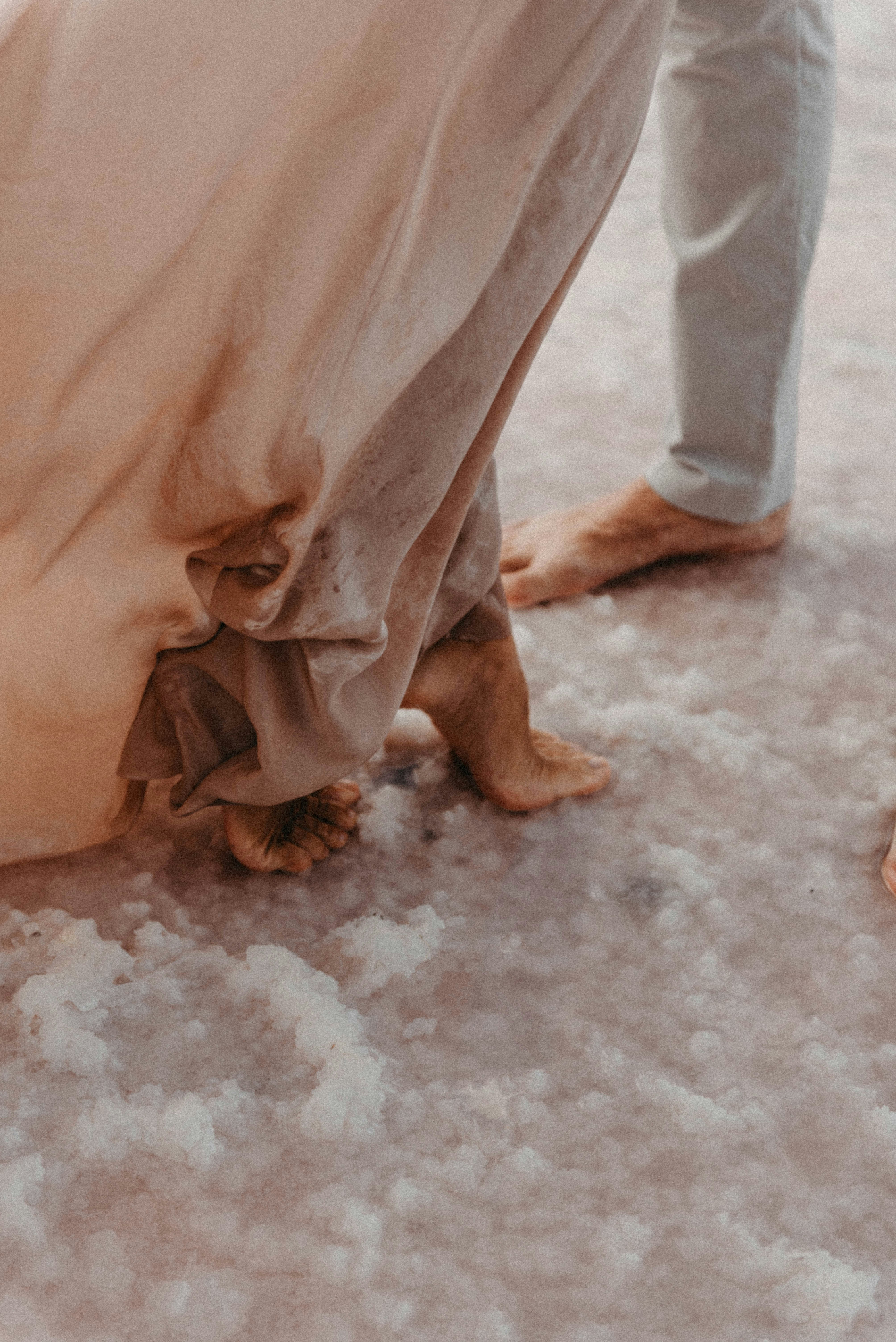 Wedding day aesthetic, soft, ilustrasi artikel Cherish Every Second: Your Ultimate Guide to Staying Present on Your Wedding Day 8